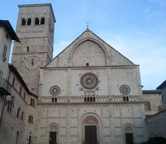 Il Cortile Di San Rufino * Assisi